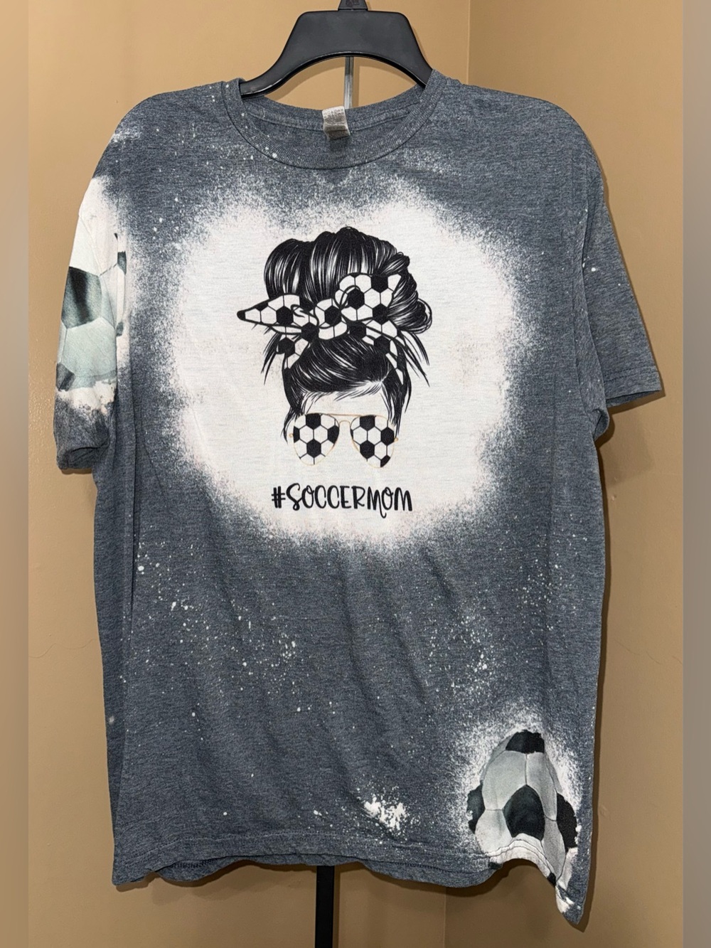 🌼#SOCCERMOM Graphic Tee - Gray with Soccer Print. Size XL.🌼
